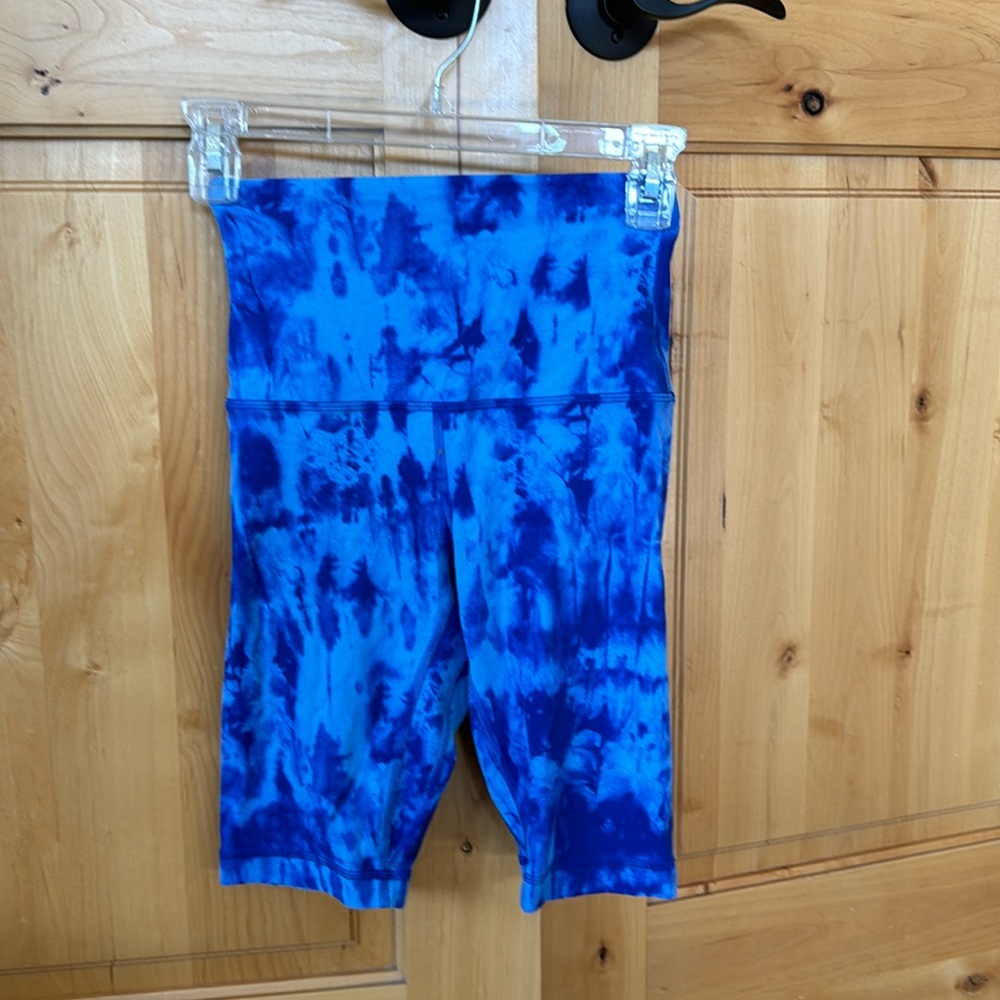 Lululemon short leggings in shibori blue